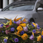 un'auto funebre con davanti dei fiori