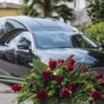 un'auto funebre con davanti dei fiori