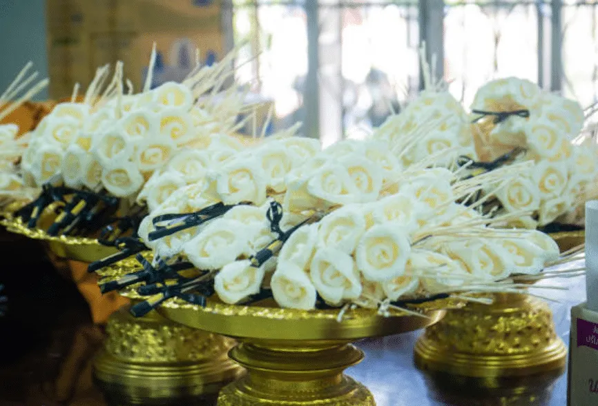 Fiori bianchi su vasi dorati