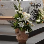in una chiesa addobbi floreali per un funerale